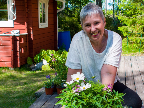 Marie Olausson i sin trädgård.