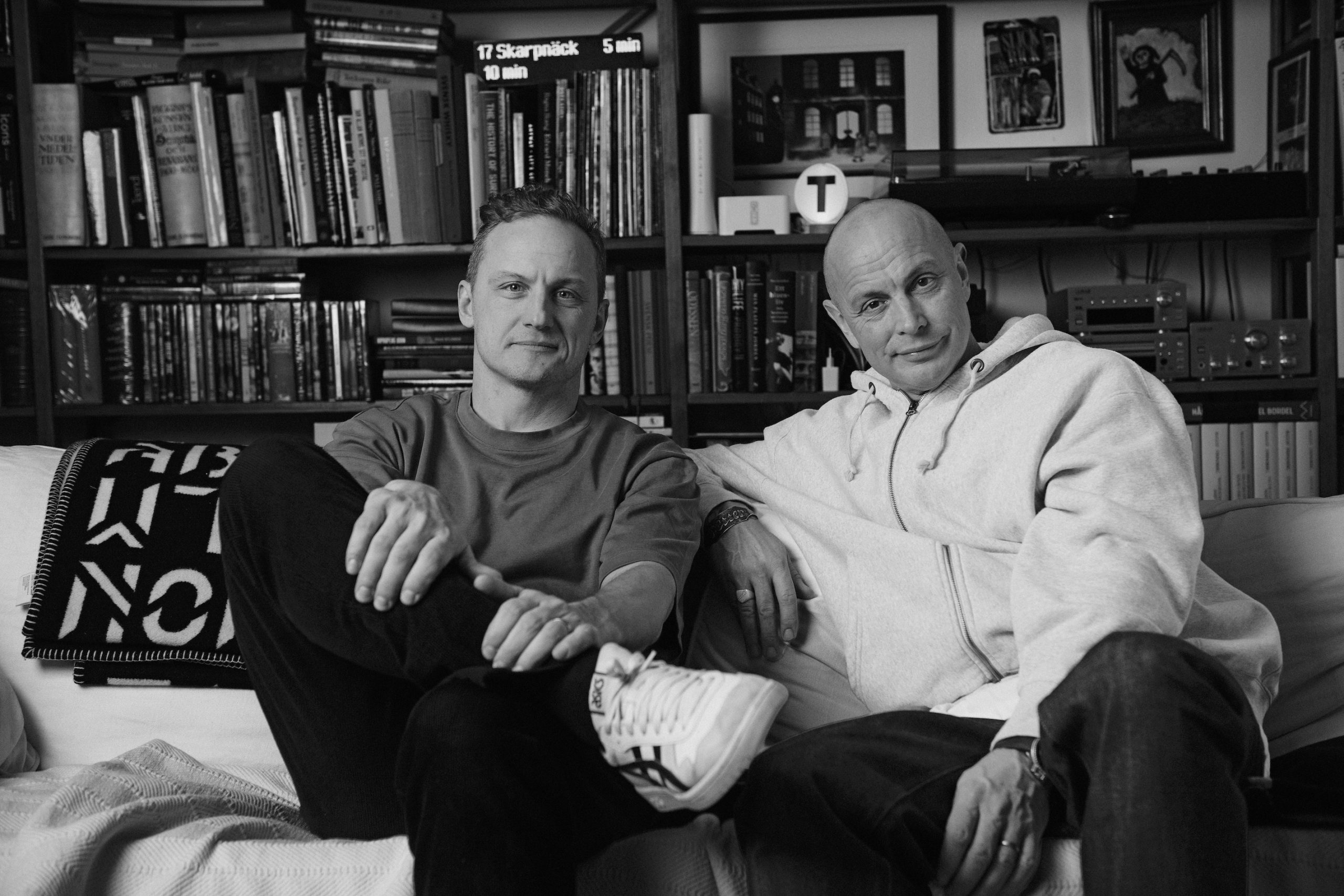 Jojje Borssén och Petter Askergren sitter tillsammans i en soffa.