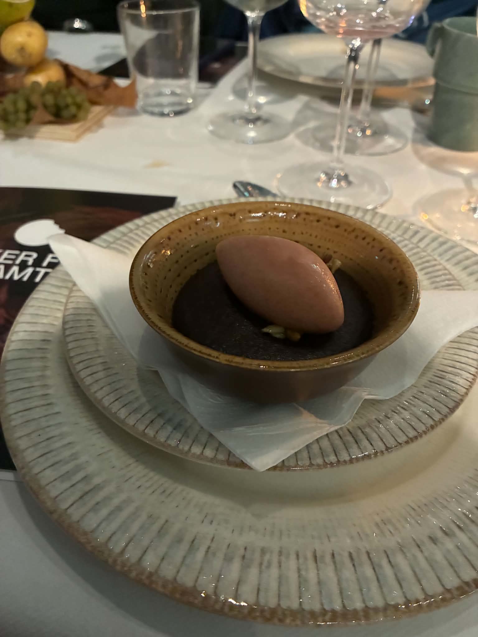 En dessert i en keramikskål på det dukade bordet under Smaker för framtiden.