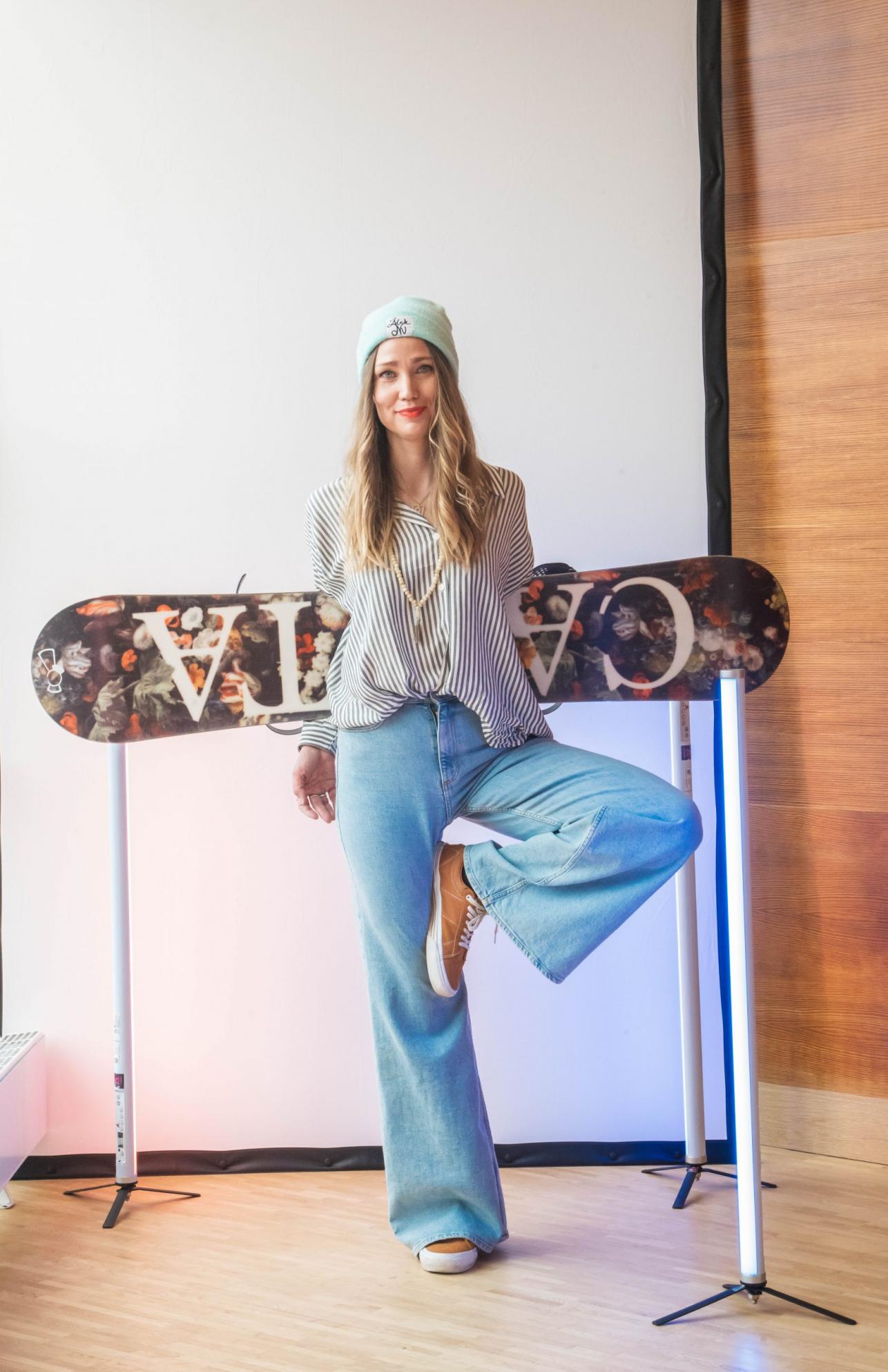 Camilla Neideman med en skateboard